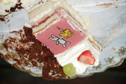 Joep en hop op een taart bij een verjaardag - joep is al naar een bordje verhuist....
